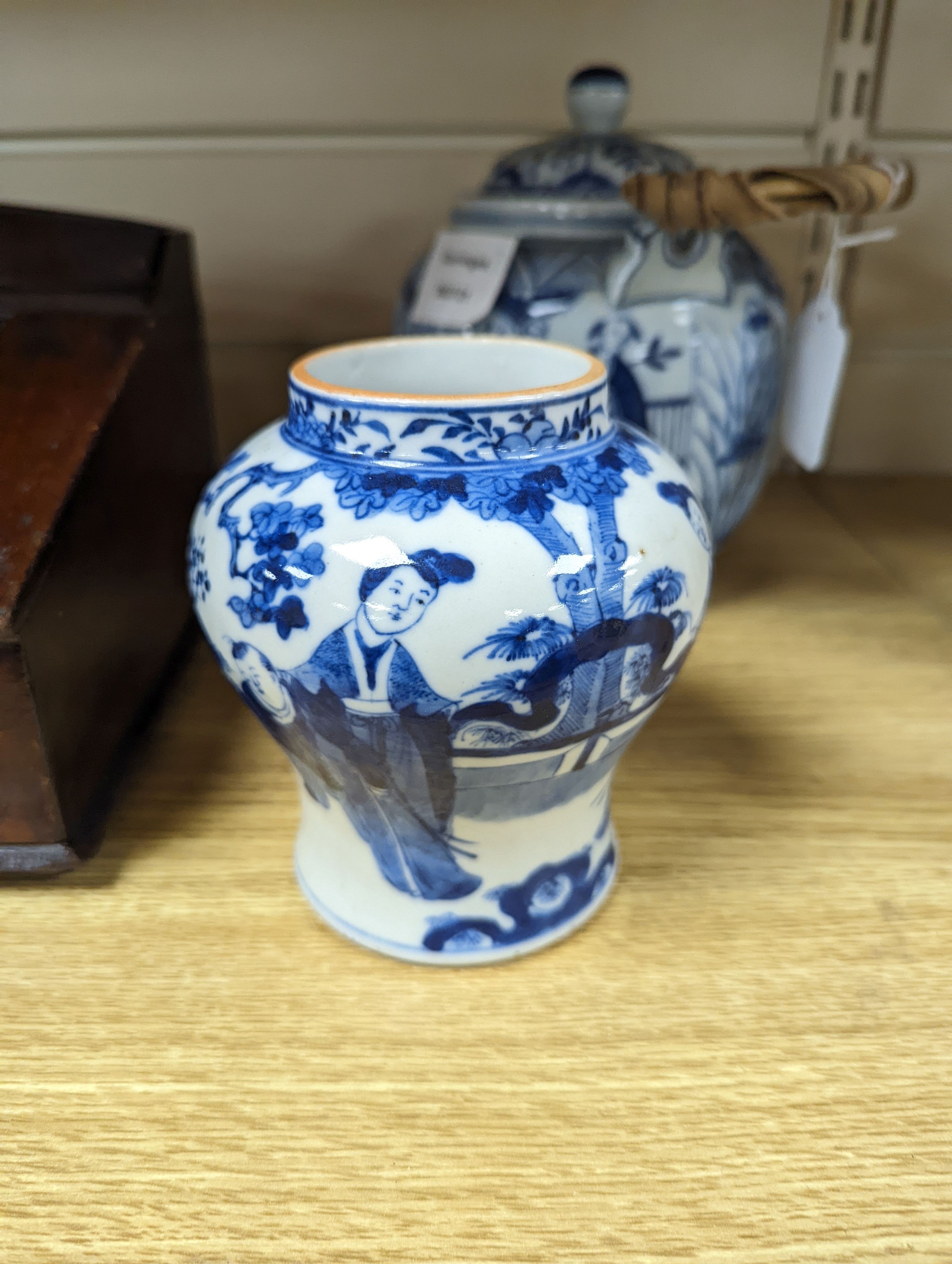 A Chinese blue and white small vase and teapot 19cm